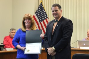 Effingham Police Department Telecommunicator Cindy Theis is recognized as Employee of the Quarter by Mayor Jeff Bloemker 